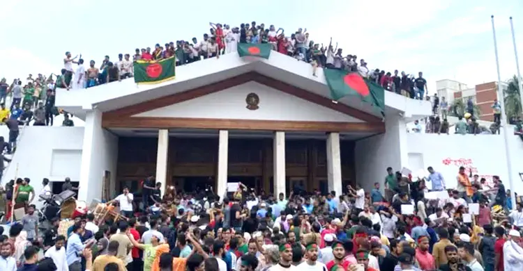শেখ হাসিনার পতনের আগের ৭২ ঘণ্টা: যেভাবে সরকার পতনের চূড়ান্ত পরিণতি এলো
