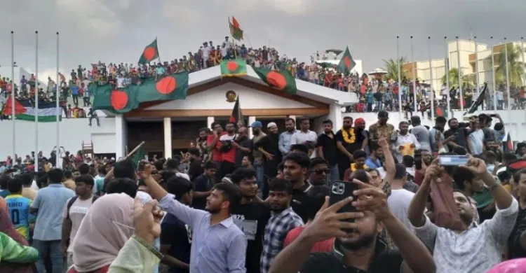 কারফিউ ভেঙে জনস্রোত, ‘মার্চ টু ঢাকা’ থেকে রাজনৈতিক পটপরিবর্তন