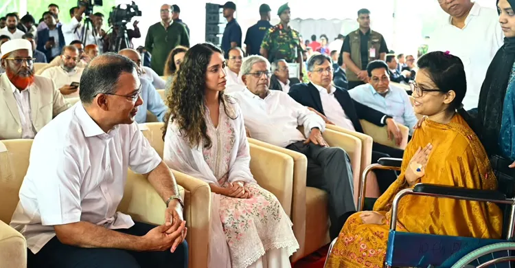 জুলাই গণঅভ্যুত্থানে আহত যোদ্ধা মিতুর খোঁজ নিলেন প্রধানমন্ত্রী