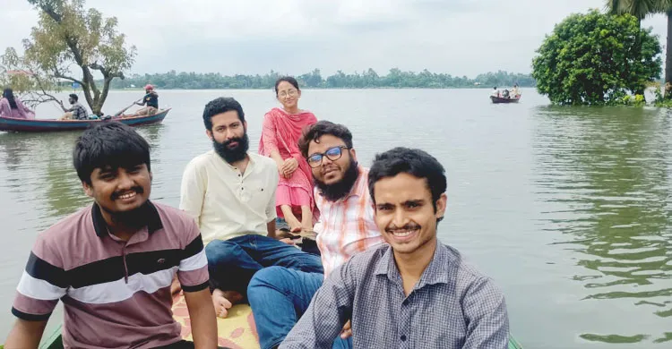 ডগরতলির জলে ভেসে প্রকৃতির সান্নিধ্যে