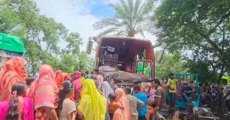 নাটোরে বাস-ট্রাক সংঘর্ষে তিনজন নিহত, আহত-৫