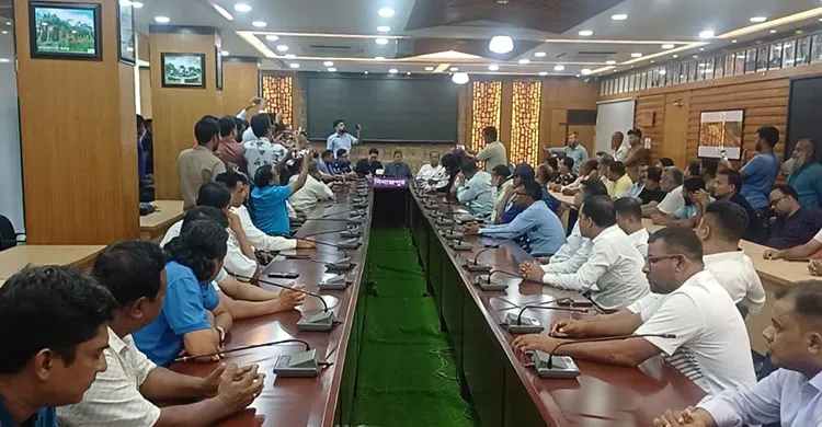 শ্রমিকদের দাবি মেনে নেওয়ার আশ্বাসে দিনাজপুরে সড়ক অবরোধ প্রত্যাহার