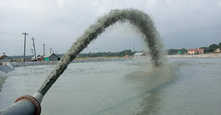 হাওরে অবৈধ বালু উত্তোলনে ভাঙ্গছে নদীতীর, বাড়ছে আতঙ্ক