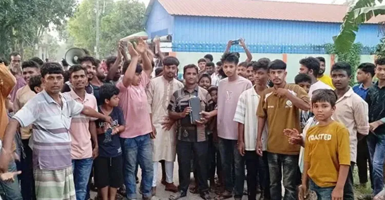 লোডশেডিংয়ে অতিষ্ঠ জনতা, ৪ ঘণ্টা পল্লী বিদ্যুতের কর্মীকে আটকে রাখার অভিযোগ
