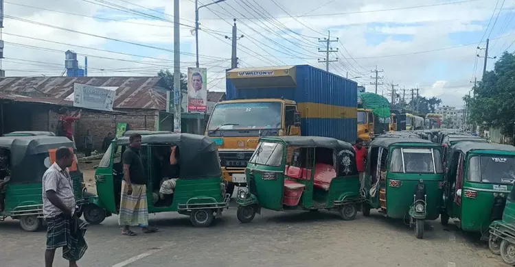 গ্যাস সংকটে মহাসড়ক অবরোধ, জামালপুরে সিএনজি চালকদের বিক্ষোভ