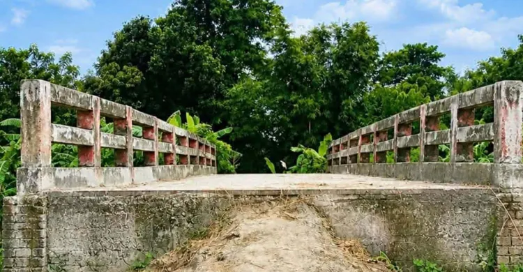 চরভদ্রাসনে ৩০ লাখ টাকার ব্রিজে নেই সংযোগ সড়ক