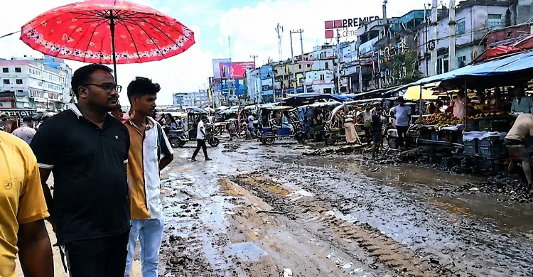 হেমায়েতপুর বাসস্ট্যান্ডের ময়লা-আবর্জনার স্তূপ অপসারণ শুরু