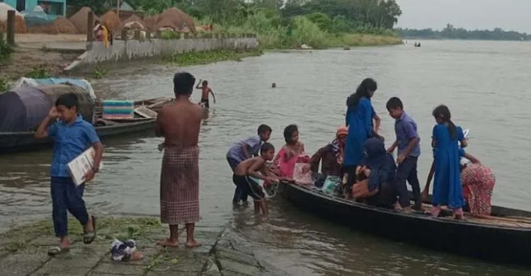 নৌকায় ঝুঁকি নিয়ে স্কুলে যায় কোমলমতি শিশুরা