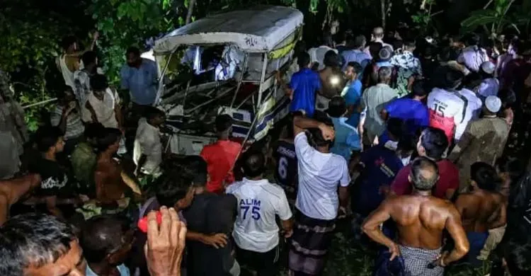 টাঙ্গাইলে ট্রেনের ধাক্কায় লেগুনা চালক নিহত