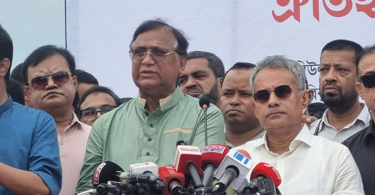 বুড়িগঙ্গায় ঐতিহ্যবাহী নৌকা বাইচ, ‘হৃদয়ে ঢাকা ৪১৬’ উৎসবে উৎসবমুখর নগরবাসী