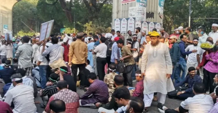 এমপিওভুক্তির দাবিতে শহীদ মিনারে নন-এমপিও শিক্ষক-কর্মচারীদের মানববন্ধন
