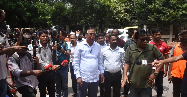 ফুটপাত দখল করে ব্যবসা নয়, নির্দেশনা অমান্যকারীদের বিরুদ্ধে কঠোর ব্যবস্থা: ডিএসসিসি প্রশাসক