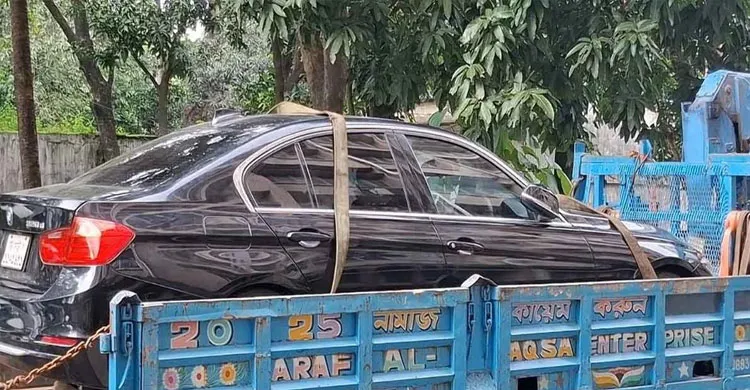 শুল্ক ফাঁকি দিতে আস্ত গাড়ি কেটে আনা হয় কয়েক টুকরোয়