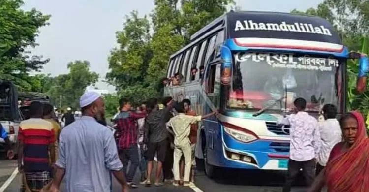 সেলফি বাসের ধাক্কায় মোটরসাইকেল আরোহী নিহত