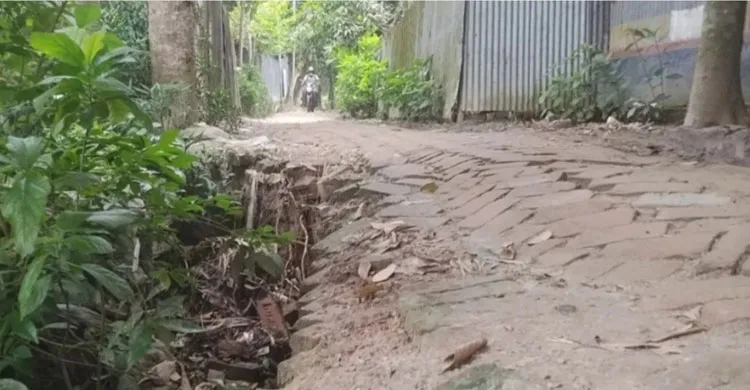 হরিরামপুরে ১ যুগেও হয়নি রাস্তা সংস্কার, ঝুঁকিতে চলাচল