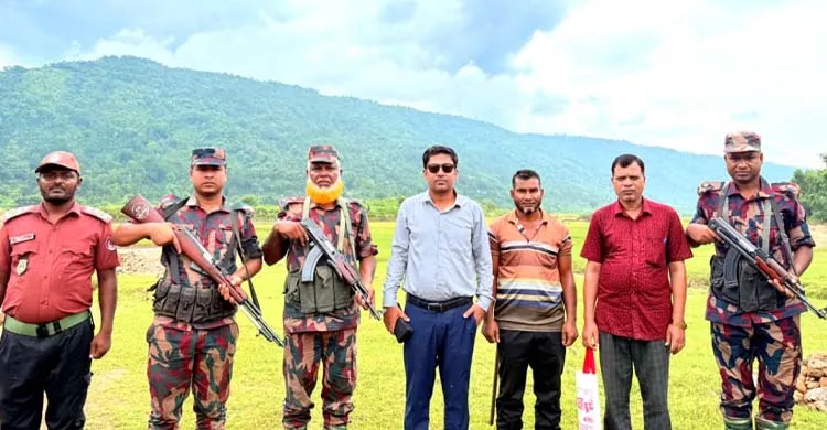 জৈন্তাপুরে অবৈধ বালু উত্তোলনের বিরুদ্ধে অভিযান, বোমা মেশিন ও ১২ বারকি নৌকা জব্দ