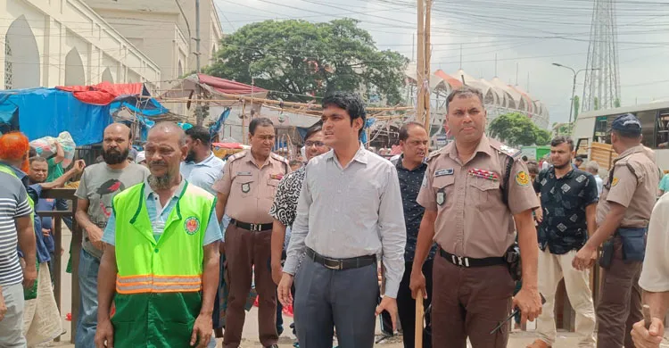 জিরো পয়েন্ট-বঙ্গভবন এলাকায় ডিএসসিসির অভিযান, জরিমানা ৩২ হাজার টাকা