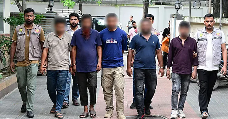 ডাকাতির প্রস্তুতির সময় র‍্যাব সদস্যসহ পাঁচজন গ্রেপ্তার, পিস্তল হ্যান্ড কাফ উদ্ধার