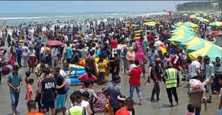 কক্সবাজার সমুদ্র সৈকতে পর্যটকের ঢল