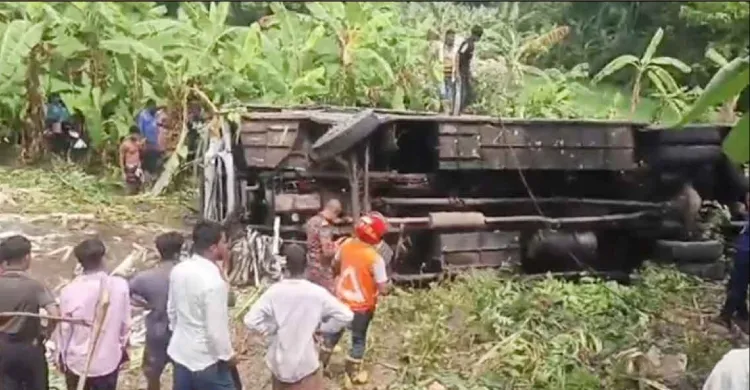 গোপালগঞ্জে বাস খাদে পড়ে নিহত ৩, আহত ২০