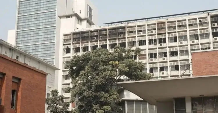 শাস্তি পাওয়া ২০ রাজস্ব কর্মকর্তাকে ‘রাষ্ট্রপতির ক্ষমতা’ নিয়ে নানা আলোচনা
