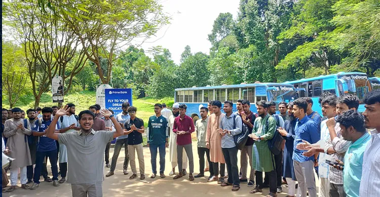 কুবিতে শিক্ষার্থীদের মানববন্ধন