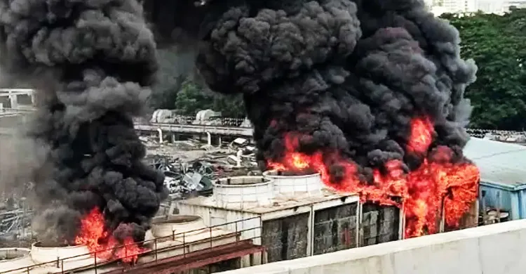 মহাখালীতে ৪ তলা ভবনের ছাদে লাগা আগুন নিয়ন্ত্রণে