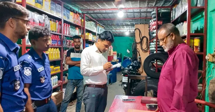 কুলাউড়ায় বেশি দামে তেল বিক্রির অভিযোগ, দোকানিকে জরিমানা