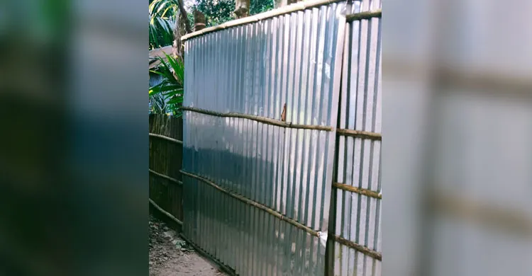 উলিপুরে ১০০ বছরের পারিবারিক রাস্তা বাঁশের খুটি ও টিন দিয়ে বন্ধের অভিযোগ, থানায় লিখিত ডায়েরি