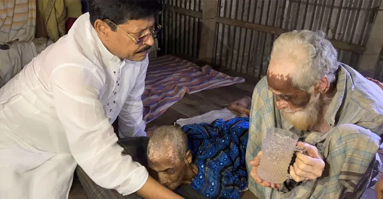 গভীর রাতে অসহায় পরিবারের পাশে বিএনপি নেতা আলহাজ্ব হযরত আলী