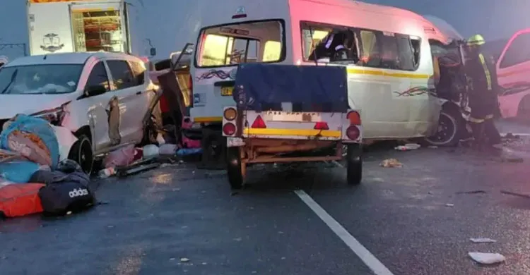 দক্ষিণ আফ্রিকায় সড়ক দুর্ঘটনায় নিহত ২১