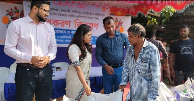 হরিরামপুরে চরাঞ্চলের ১৯০ পরিবারের মাঝে হাঁস ও হাঁসের ফিড বিতরণ