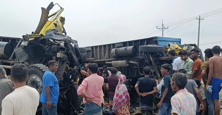 মোকামতলায় বাস-কাভার্ডভ্যান-মাইক্রোবাসের চতুর্মূখী সংঘর্ষ, আহত ২