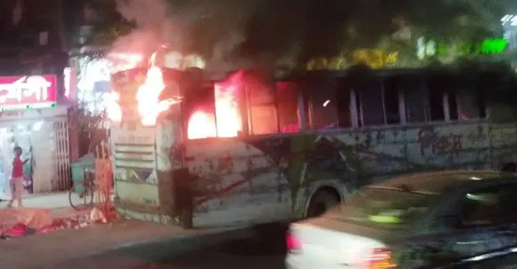 মিরপুরে চলন্ত বাসে আগুন
