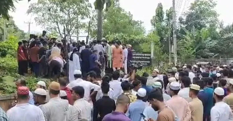 বাসার কাছেই চিরশায়িত অপ্রতিম