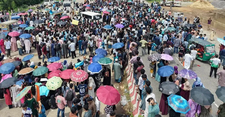 চার দফা দাবি জানিয়ে দুই ঘণ্টা পর মহাসড়ক অবরোধ প্রত্যাহার