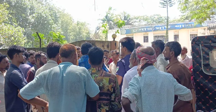 রাস্তা নিয়ে বিরোধের জেরে বাবা–মেয়েসহ ৩ জনকে ইয়াবা দিয়ে ‘ফাঁসানোর চেষ্টা’