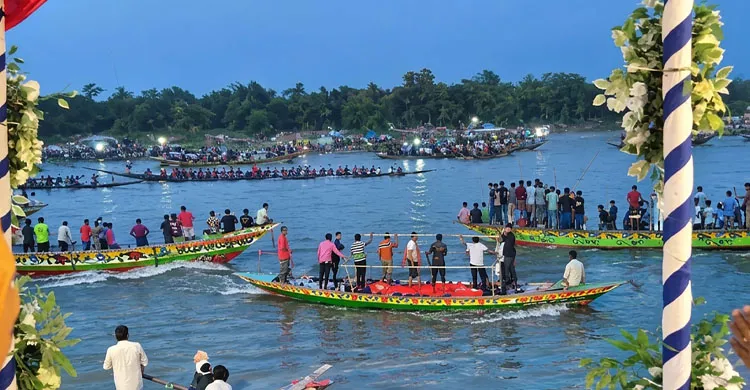 বৈঠার ছন্দে মুখর কালীগঙ্গা