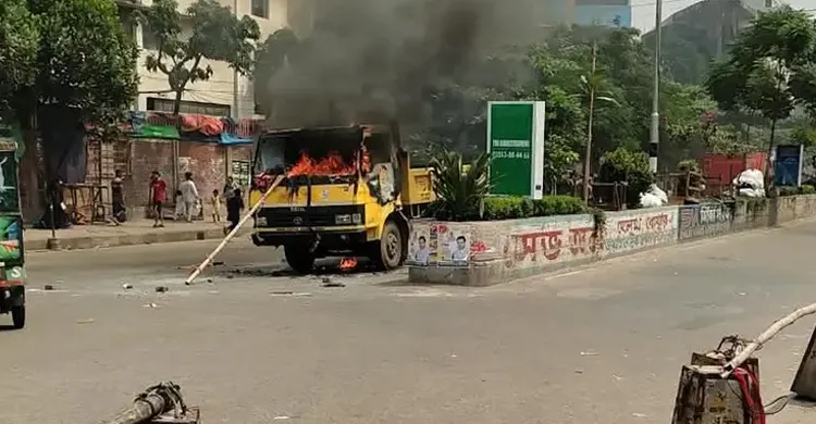 মিরপুরে পুলিশের গাড়িতে হামলা-ভাঙচুর, সিটি করপোরেশনের গাড়িতে আগুন