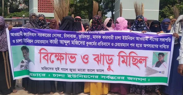 হরিরামপুরে রাস্তা নির্মাণকাজে বাধা দেওয়ার অভিযোগে বিক্ষোভ ও ঝাড়ু মিছিল