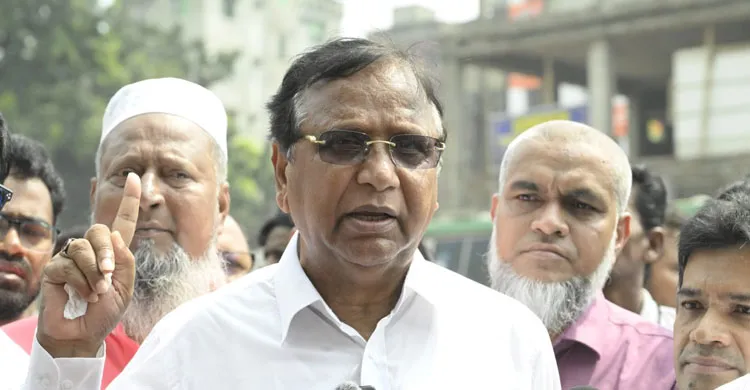 অনুমোদিত স্থান ছাড়া সড়ক-ফুটপাতে হকার বসলেই মালামাল ক্রোক ও মামলা: ডিএসসিসি প্রশাসক