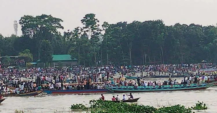 মানিকগঞ্জে কালিগঙ্গায় ঐতিহ্যবাহী নৌকা বাইচ: লাখো  জনতার ঢল