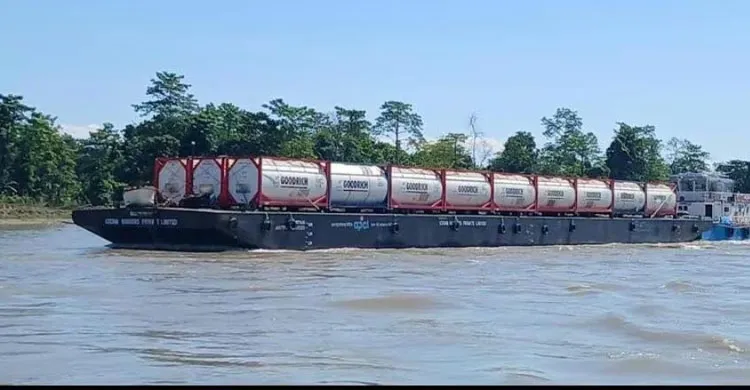 ৭০ বছর পর আসাম থেকে ঢাকার পথে প্রথম কার্গো জাহাজ