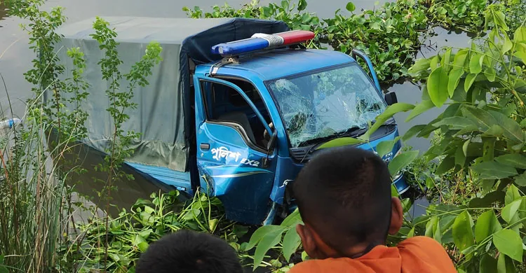 পুলিশের পিকআপ ভ্যান খাদে, পুলিশ ও আসামিসহ আহত ৫
