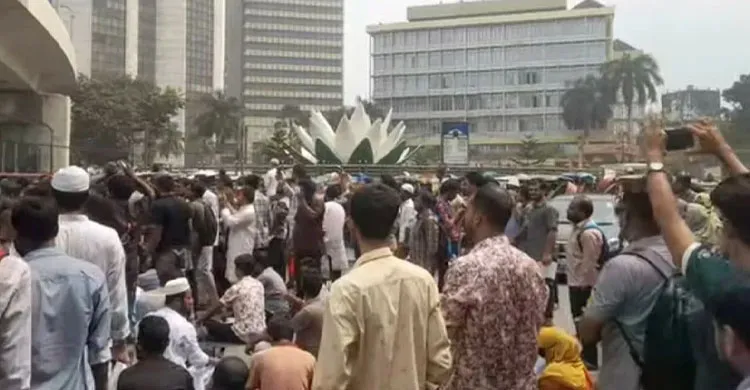 প্রশ্নফাঁসের অভিযোগে নিয়োগ পরীক্ষা স্থগিত, চাকরিপ্রার্থীদের বিক্ষোভ