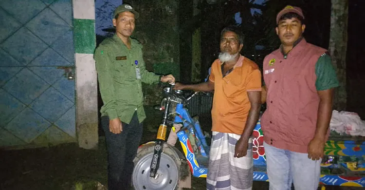 অসহায় চালকের চুরি হওয়া ভ্যান উদ্ধার করে দিলো আনসার ও ভিডিপি