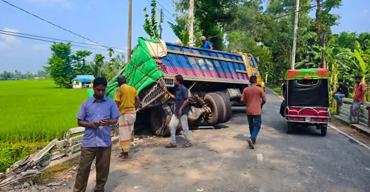 লালমনিরহাটে সিমেন্টবাহী ট্রাকের চাপায় দুই নারীর মৃত্যু