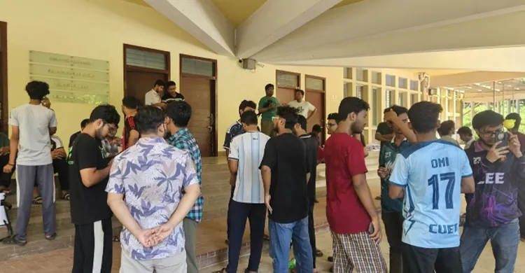 চুয়েটে উপাচার্যকে ভেতরে রেখেই তালা দিলো শিক্ষার্থীরা