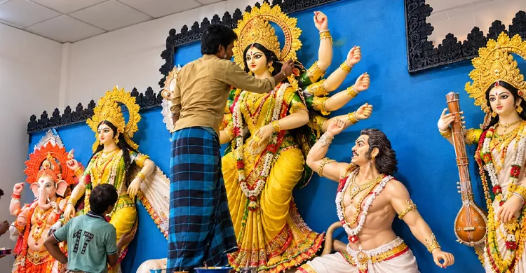 মানিকগঞ্জে দুর্গাপূজার প্রস্তুতি শেষ পর্যায়ে, প্রতিমা সাজাতে ব্যস্ত কারিগররা