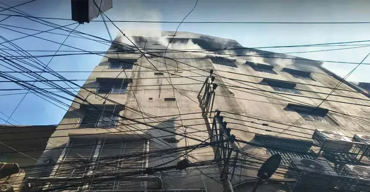 চকবাজারে ১২ ঘণ্টা পর আগুন নিয়ন্ত্রণে, বড় ক্ষতির আশঙ্কা ব্যবসায়ীদের